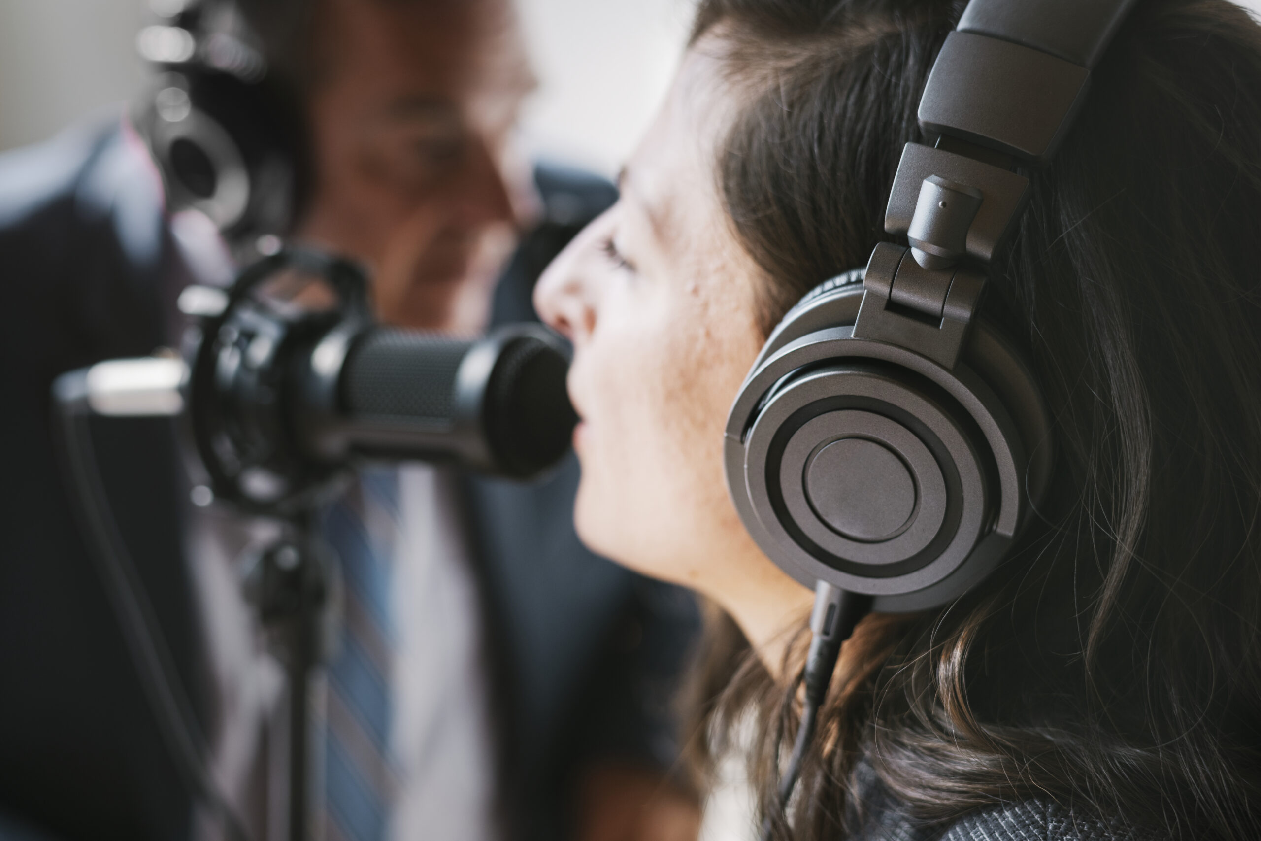 mujer locutora, locución profesional en mixent