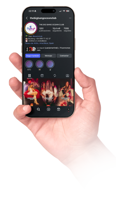 mano sosteniendo iPhone que muestra una red social gestionada por mixent