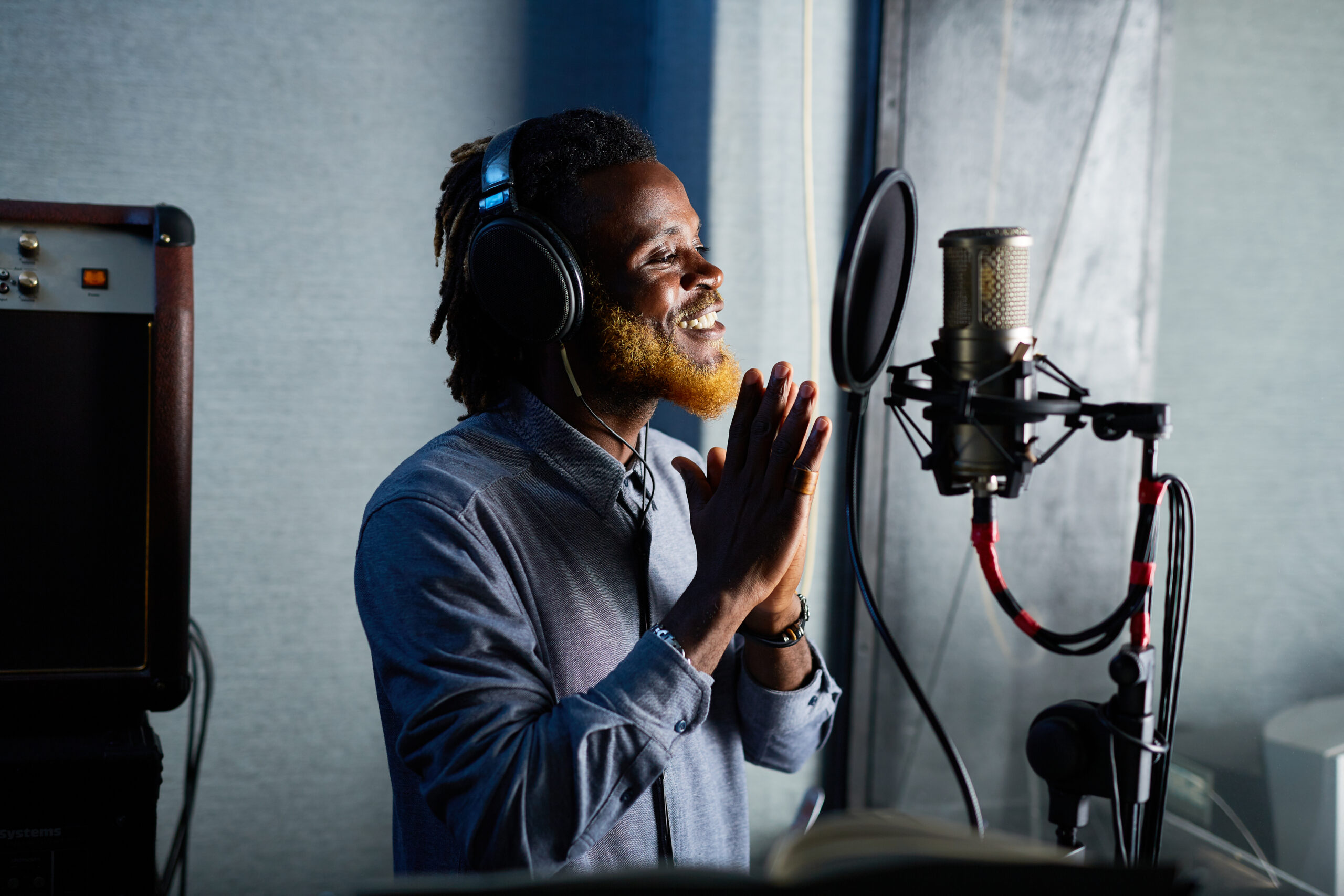 hombre locutor, locución profesional en mixent